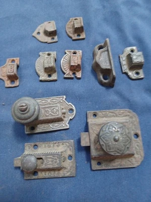 LOTE 6 TRAVAS E GUARDIÕES ANTIGOS DE FERRO FUNDIDO EASTLAKE PARA ARMÁRIOS - Imagem 1 de 3