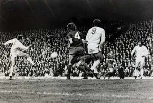 FC Bruges midfield player Julien Cools shoots to score 1970s OLD PHOTO - Foto 1 di 1