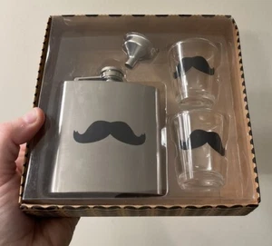 Juego de cuatro (4) frascos de bigote, con 2 vasos de chupito y embudo, nuevo en caja de regalo - Imagen 1 de 2