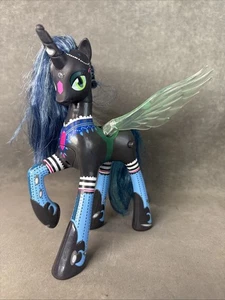Modellino My Little Pony Queen Chrysalis Hasbro ali parlanti illuminate - Foto 1 di 12
