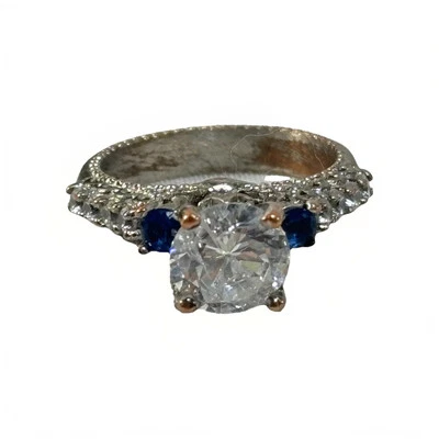 Anillo de circonita cúbica con piedra de nacimiento de zafiro enchapado en astilla Foto 1 de 4