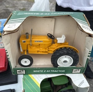 1/16 White Oliver 2-44 Special Edition 1998 SpecCast - Picture 1 of 1
