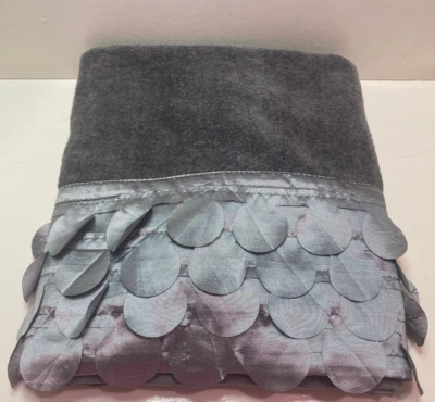 Toalla de baño Avanti Linens Luxury gris Flutter Dots 27" x 50" (difícil de encontrar) Foto 1 de 4