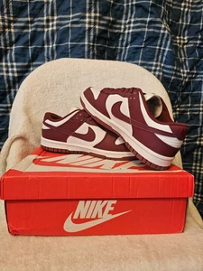 NUEVO Nike Dunk Zapatos Bajos Blanco/Rojo Gimnasio/Secoya Talla 9.5 - Imagen 1 de 5