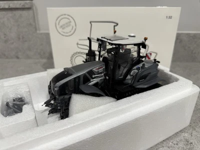 Universal Hobbies - Claas Axion 960 Terra Trac MY24 - 02674760 - 1:32 - Mint/New - Image 1 of 4