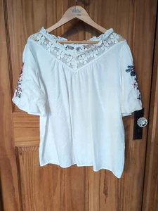 Weißes besticktes Damenoberteil mit Hauptstreifen Größe Small Puffärmel - Bild 1 von 6