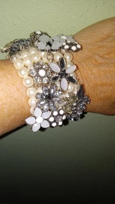 Pulsera Betsey Johnson llamativa con racimo floral - perlas de múltiples hebras estrás Foto 1 de 4