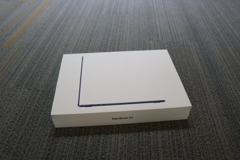 Apple MacBook Air A3114 2024 15.3", Apple M3, 256GB SSD, 16GB DDR5 Laptop - Image 1 of 4