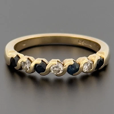 Anillo banda de eternidad de diamantes y zafiros de oro amarillo de 9 quilates talla O con sello Foto 1 de 4