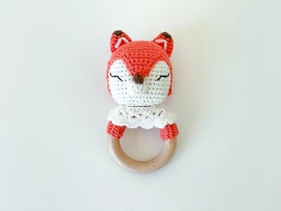 Mordedor Fox crochê bebê chocalho, algodão macio e madeira de faia - Imagem 1 de 4