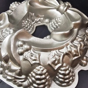 Nordic Ware Bundt Cake Pan Christmas Holiday Wreath 9 Cup Heavy Cast Aluminum  - Picture 1 of 13