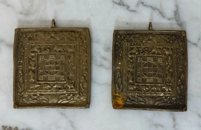 DOS GRANDES COLGANTES AMULETOS PROTECTORES ZODIACO LATÓN TIBETANO HIMALAYA ANTIGUO Foto 1 de 4