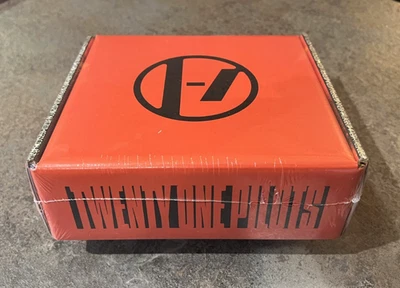 Twenty One Pilots - Clancy Red DELUXE Limited Edition CD Boxset (Bandana / Flag) - Image 1 of 4