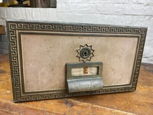 Cajón de gabinete vintage con panel frontal de latón adornado, tirón y vidrio con soporte para etiquetas - Imagen 1 de 7