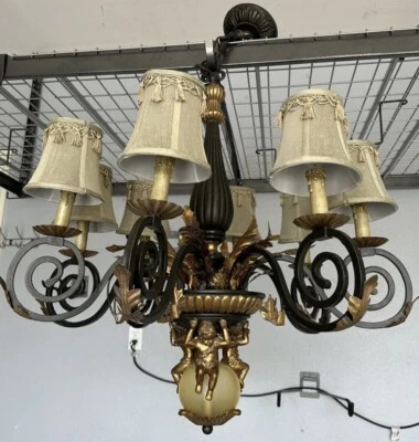Lámpara de araña italiana grande vintage de 8 brazos negra y dorada Tole hoja pergamino querubín Foto 1 de 4