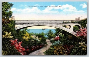 Postkarte Wisconsin Milwaukee Lake Park Schluchtantrieb Brücke Boot 7D - Bild 1 von 2