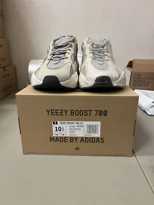 Talla 10.5 - Adidas Yeezy Boost 700 V2 Crema Foto 1 de 4