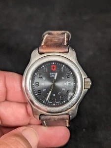  Victorinox Swiss Army Mens 1884 Silvertone Analog Watch New Battery - Picture 1 of 8