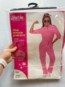 Spirit Barbie Pink Power Jumpsuit Damen Small 4-6 mit Zubehör NEU - Bild 1 von 4
