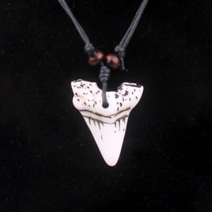 Haifischzahn Anhaenger Lederband Halskette Schmuck Stein - Bild 1 von 2