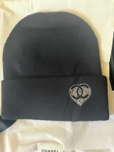 Neu im Karton Chanel Cashmere Cruise C25 Beanie schwarz Strass Logo AAA739 B19158 94305 - Bild 1 von 7