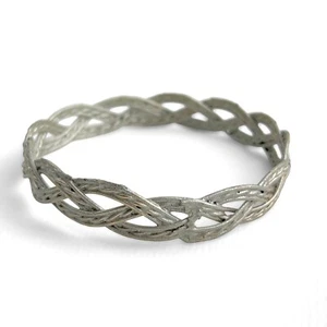 Brazalete tono plata tamaño mediano con diseño trenzado 2 3/4" diámetro  - Imagen 1 de 5