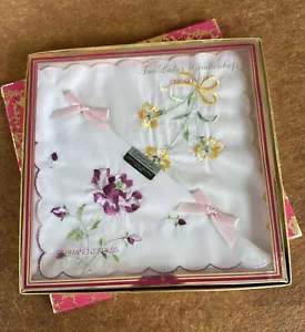 Vintage Neu im Karton 2 Stck. St. Ramonde Paris Damen Taschentücher Taschentücher mit Blumen bestickt - Bild 1 von 24