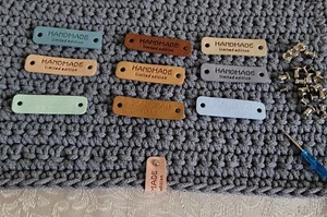 10 Stk Handmade Etiketten Schrauben Kunstleder Labels für Kleidung Jeans Silber - Bild 1 von 6