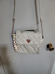 Bolso Bandolera BETSEY JOHNSON Addy Acolchado Corazones Azules y Blancos con Correa Mano - Imagen 1 de 18