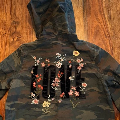 Chaqueta camuflada American Eagle Outfitter AE-177 para mujer M LOVE grunge utilitaria con capucha Foto 1 de 4