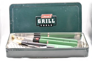 Vintage Coleman BBQ Grillwerkzeug 4-teilig  Set grün Metallkoffer - Bild 1 von 3