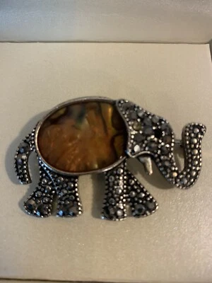 Prendedor Kim Rogers de diamantes de imitación y elefante concha Foto 1 de 2
