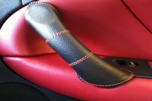 copri maniglie in vera pelle nera cuciture rosse per Alfa Romeo GT dal 2003 - Picture 1 of 4