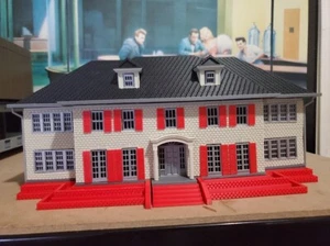 MCCALLISTER STYLE "HOME ALONE" S SCALE BUILDING-DIORAMA - Picture 1 of 5