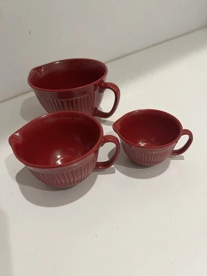 Juego de 3 jarras medidoras de melamina acanalada roja estilo vintage utilería de aspecto retro Foto 1 de 4