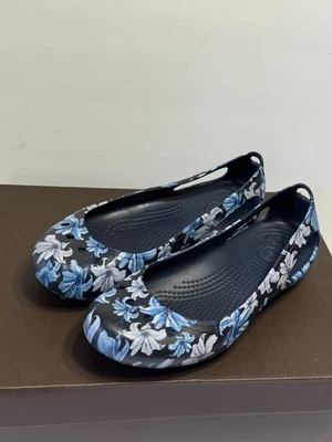 Zapatos planos florales Crocs Sienna para mujer talla 7 azul/gris/negro sin cordones Foto 1 de 4