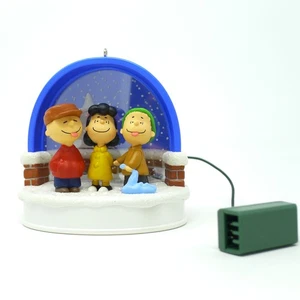 Hallmark Ho! Ho! Ho! Sabroso adorno de recuerdo de nieve cacahuetes pandilla cordón mágico 2011 - Imagen 1 de 5