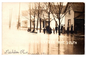 DESHLER, OHIO - FLOOD KEYSER AVENUE - PEOPLE IN BOAT - REAL PHOTO POSTCARD - Picture 1 of 2