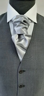 Gravatas masculinas de cetim prata perfeitas para um casamento - Imagem 1 de 3