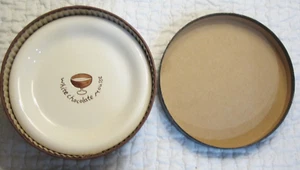 BIA CORDON BLEU vier (4) geprägte Teller Schokoladenmotive in Box nie benutzt - Bild 1 von 24