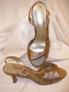 NUEVO EN CAJA Sandalias Liz Claiborne Metálicas Doradas Tacones 6.5M Elegante L@@K!!! - Imagen 1 de 11