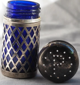 PFEFFERKANNE VIELLEICHT IN SILBER UND DUNKELBLAUEM GLAS GEMARKT U.K. PAT - Bild 1 von 2