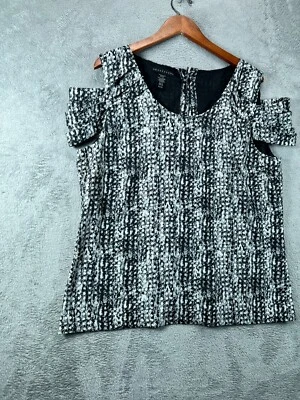 Blusa Feminina XL Apostrophe Branca Preta Geométrica Ombro Aberto Manga Curta - Imagem 1 de 4
