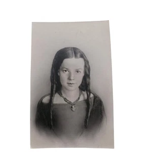 Vintage Schwarz-Weiß Portrait eines jungen Mädchens mit Zöpfen Antik Foto - Bild 1 von 4