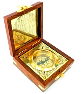 Brújula marítima antigua de latón en caja de madera estilo steampunk vintage - Imagen 1 de 4