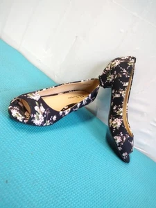 Scarpe con tacco basso CL by Laundry Home Run donna punta aperta zeppa floreale nere 8,5 M - Foto 1 di 10