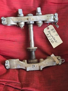 Kawasaki KX125 KX250 KX500 1987 abrazaderas triples con soportes de barra OEM original - Imagen 1 de 6