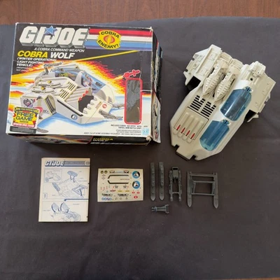 Hasbro Gi Joe Cobra Wolf 1987 con caja BP pegatinas sin usar completas blancas MT- Foto 1 de 4