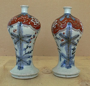 A Small Pair of Late 17th/Early 18th Century Japanese Imari Porcelain Bottles - Picture 1 of 13