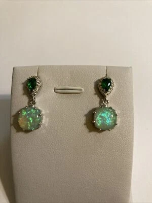 Pendientes colgantes de ópalo de fuego verde esmeralda y circonita cúbica blanca  Foto 1 de 4